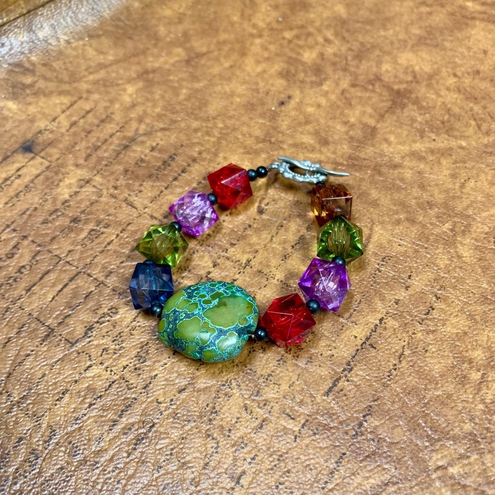 Mulicolored beaded bracelet w/stone!